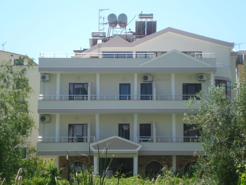 Red Rose Golem (Tirana)