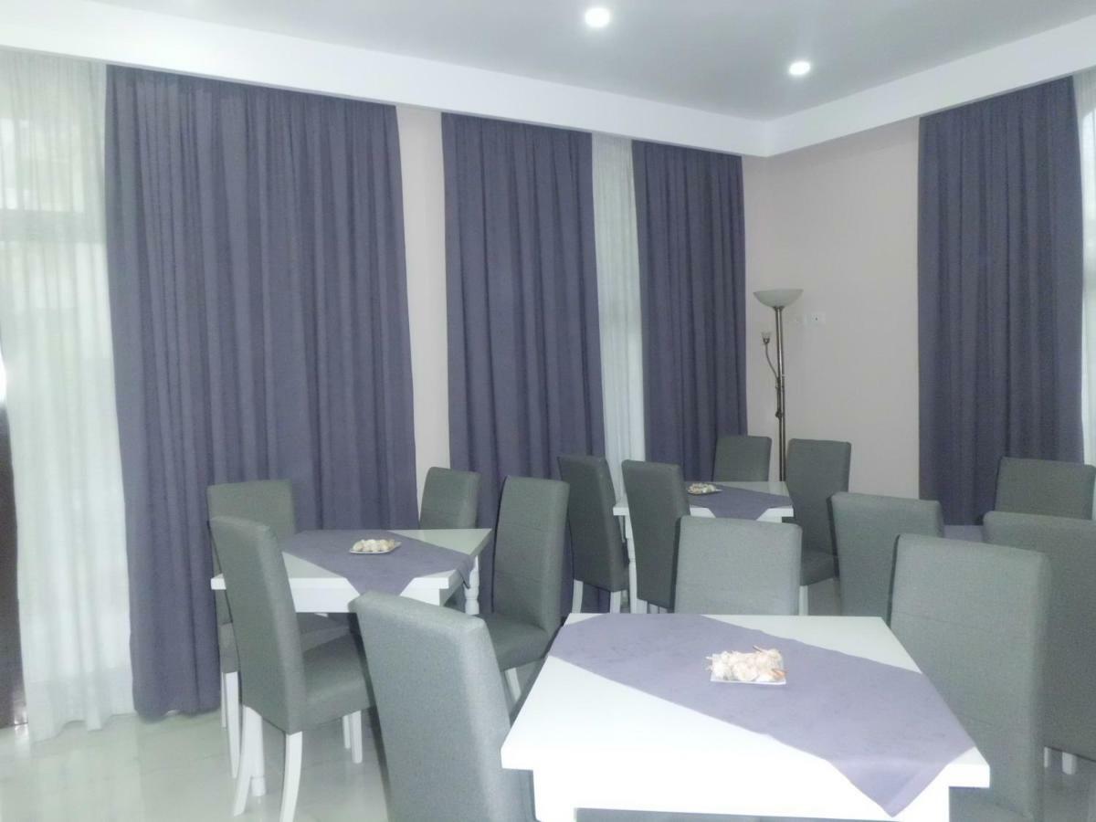 Maison d'hôtes Red Rose Golem (Tirana)